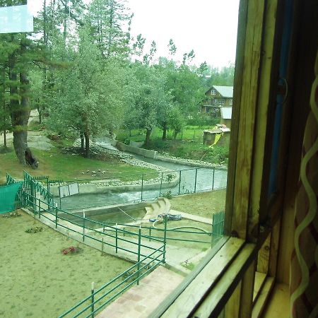 Hotel Gulmarg House Bagian luar foto