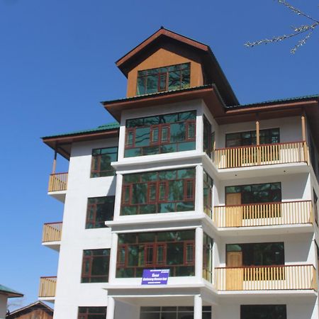 Hotel Gulmarg House Bagian luar foto