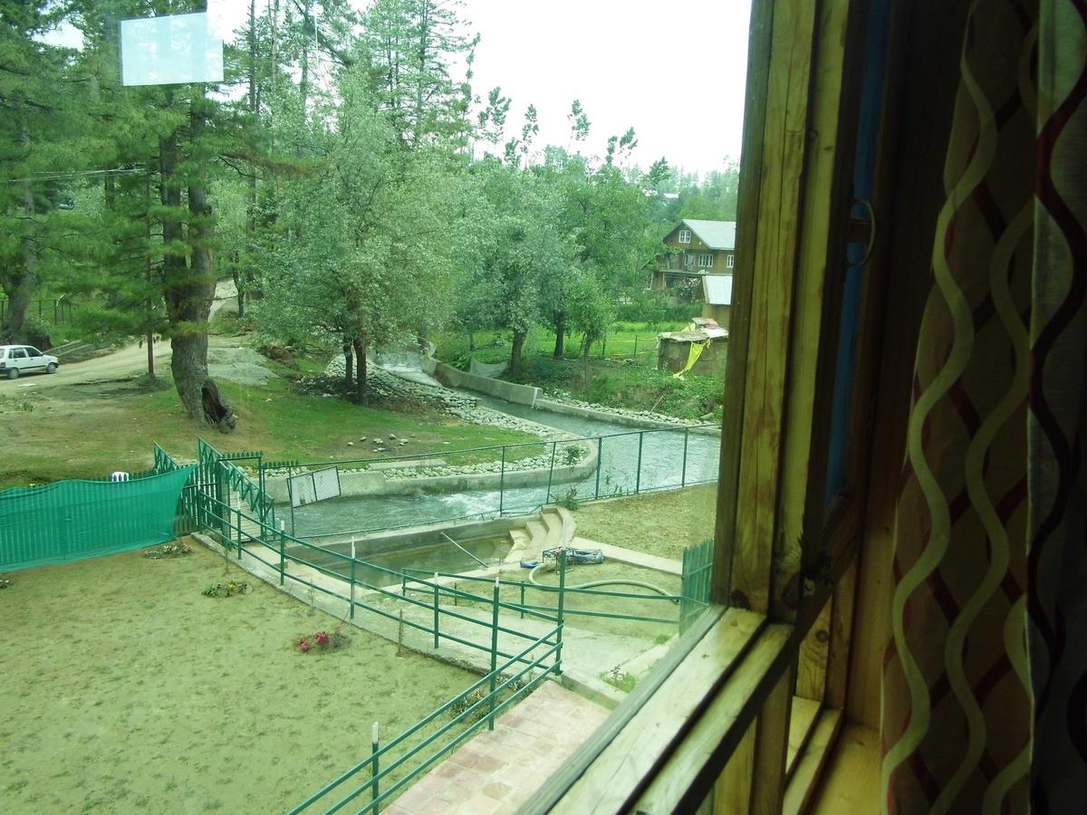 Hotel Gulmarg House Bagian luar foto