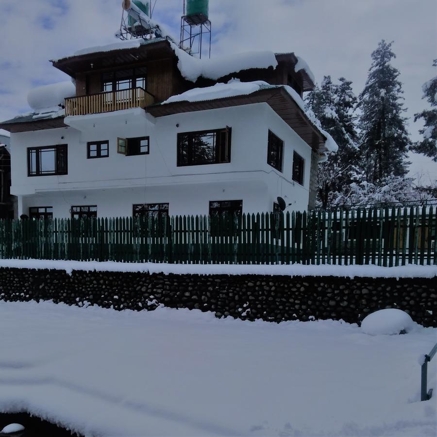 Hotel Gulmarg House Bagian luar foto