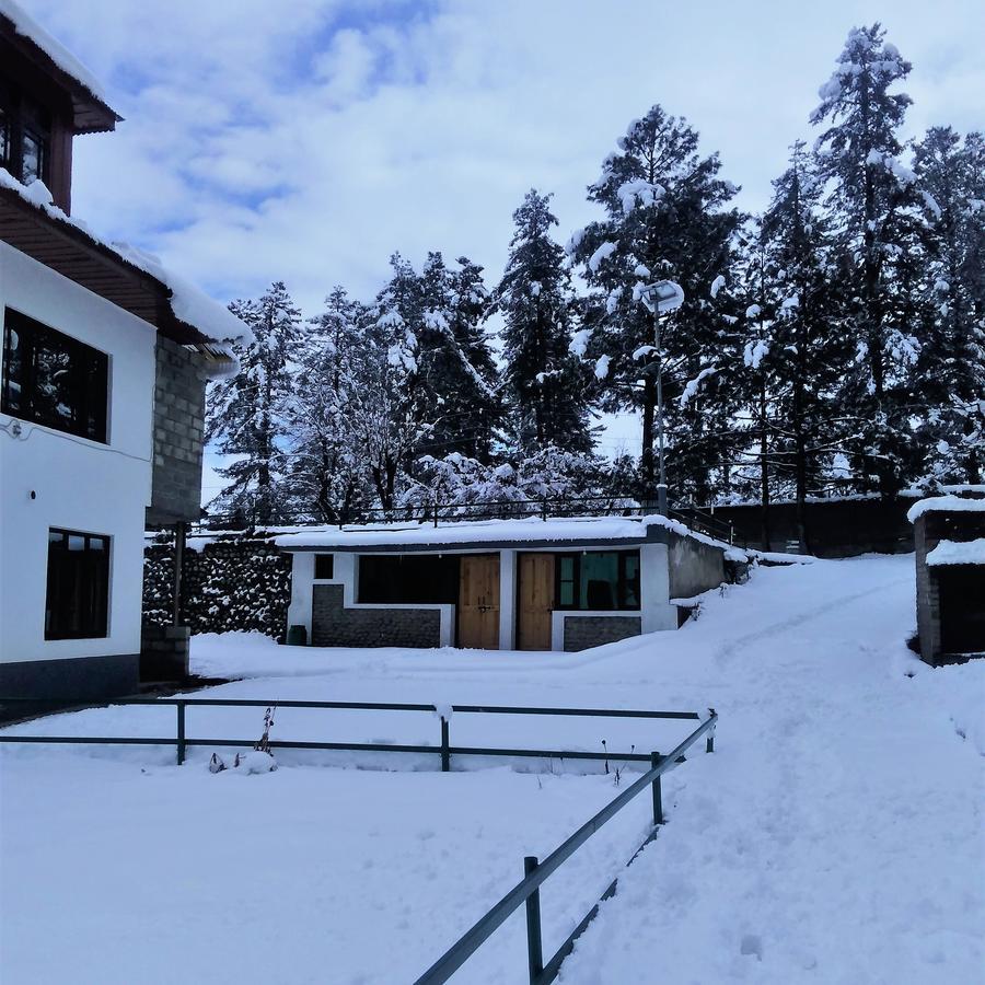 Hotel Gulmarg House Bagian luar foto